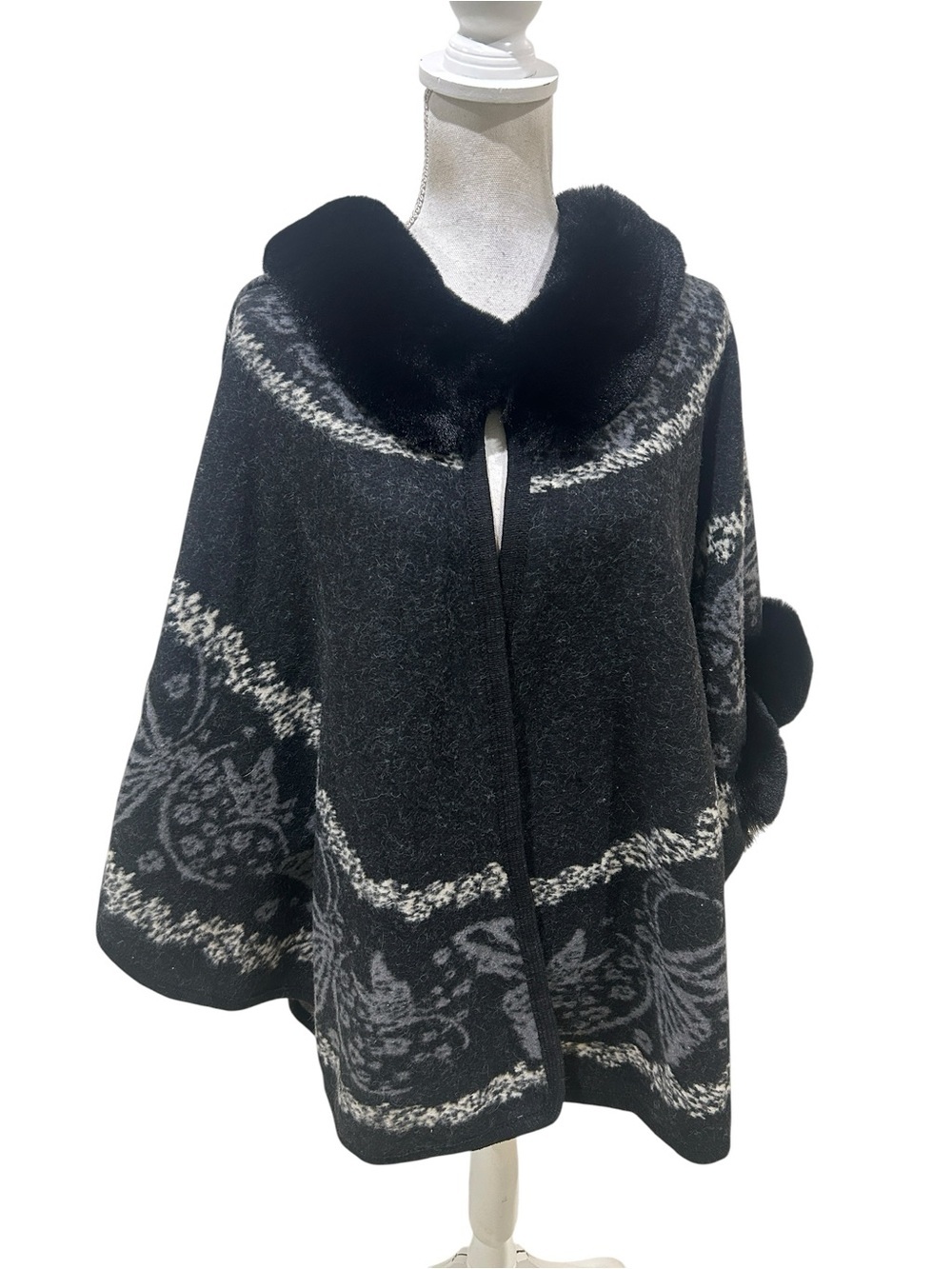 NWT unbranded Black gray Patterned Sweater Cape black Faux Fur Collar one size